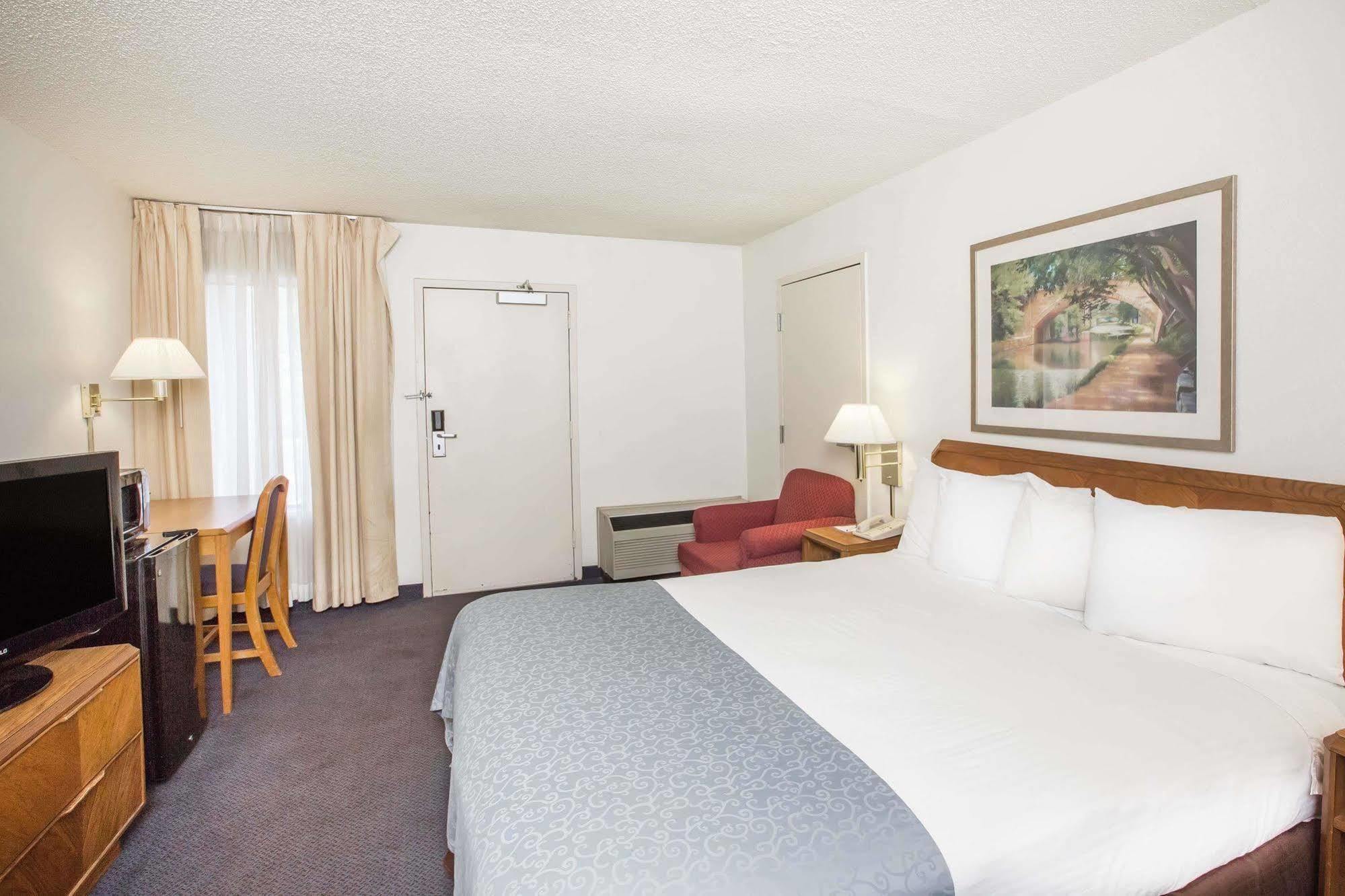 Baymont By Wyndham Wilmington Hotel Exterior foto