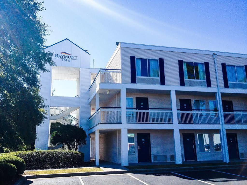 Baymont By Wyndham Wilmington Hotel Exterior foto